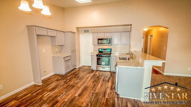Building Photo - House for Rent in SouthWest Bakersfield