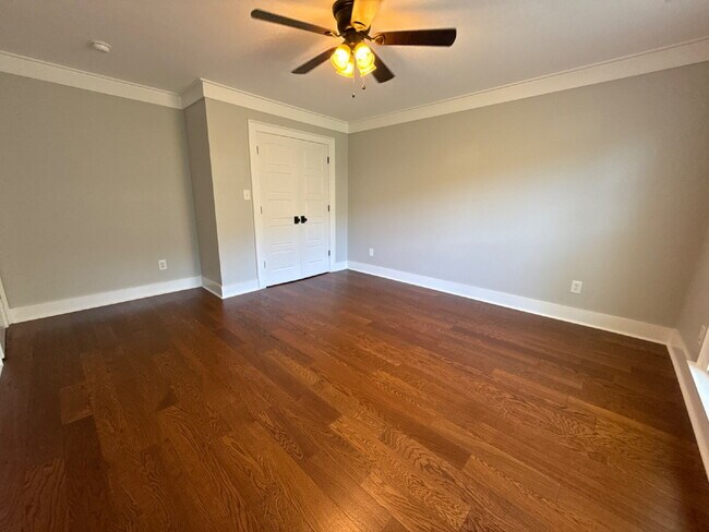 Building Photo - "Charming 4-Bed Oasis with Granite Finishe...