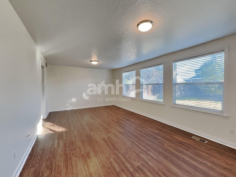 Building Photo - 1315 W Verbena Dr