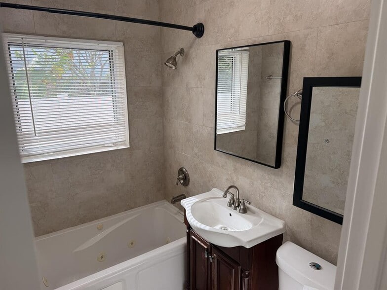 Building Photo - 2018 NE 14th Ct