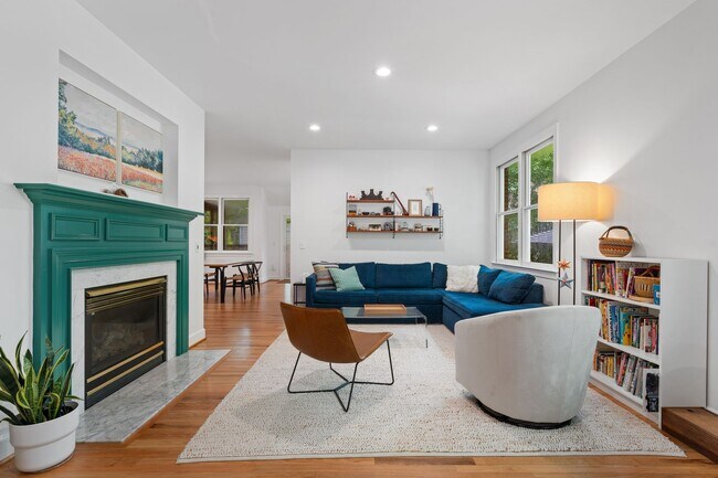 Building Photo - Beautiful Home in the Desirable Bel Arbor Community!