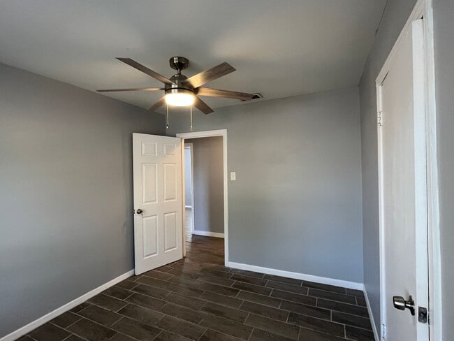 Building Photo - Four Bedroom Two Bath in Calallen School District!!