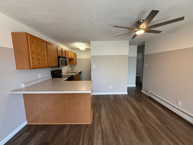 Building Photo - MOVE-IN READY!! 2 bed 2 bath Lakewood Condo