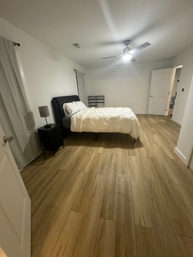 Building Photo - Room in House on Peeples St SW