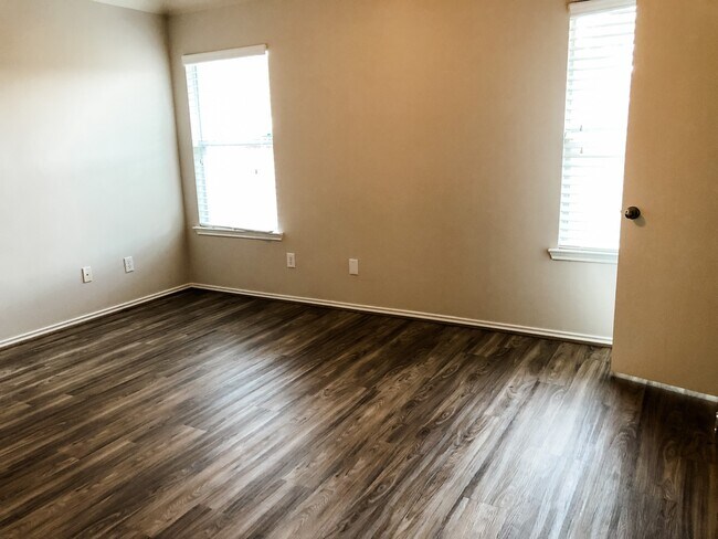 Building Photo - 33126 Cottonwood Bend