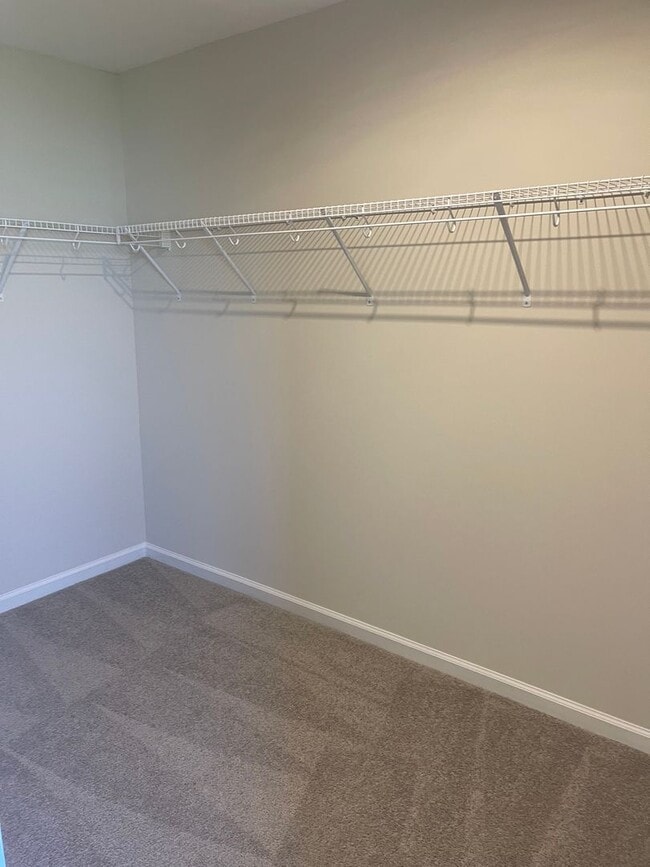 Building Photo - Stunning well kept 4 bed/ 3 bath home!