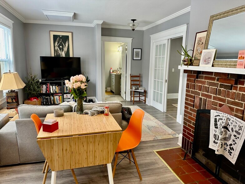 Primary Photo - 156 Main St