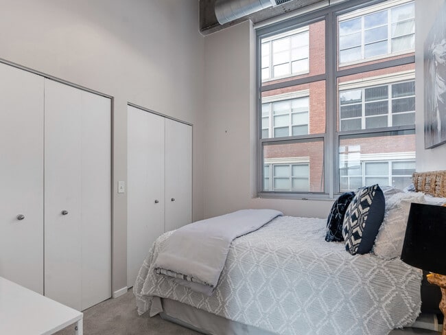 Building Photo - 1735 N Paulina St