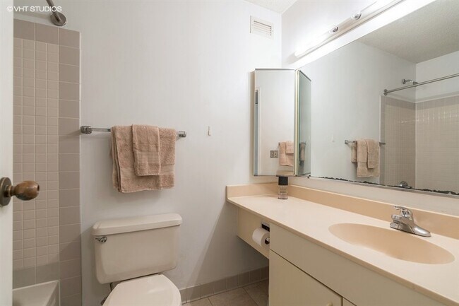 Building Photo - 480 N McClurg Ct