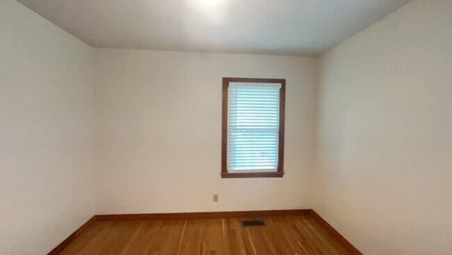 Building Photo - 1400 McClung Ave SE
