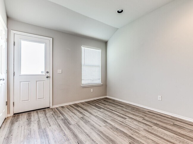 Building Photo - Cute home in Mustang schools + 3 bedrooms + 2 bathrooms