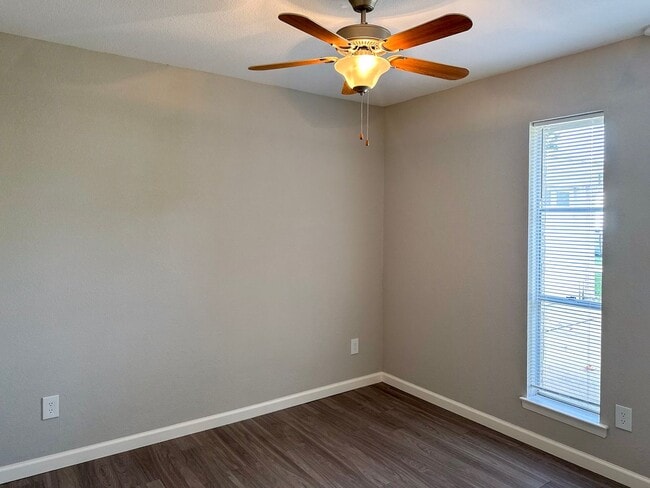 Building Photo - 3 Bedroom / 2 Bath / 2 Car Garage