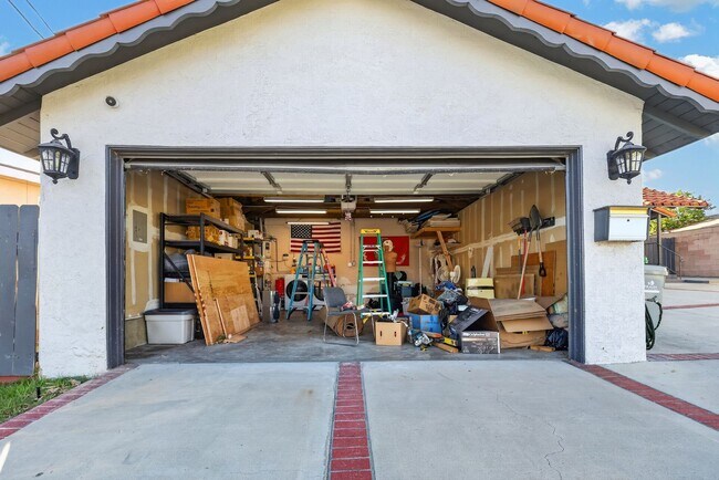 Building Photo - 832 Alvin St