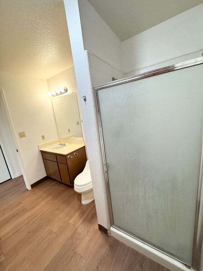 Building Photo - Upstairs 2 Bed / 2 Bath Condo in Gated Community – Available Now