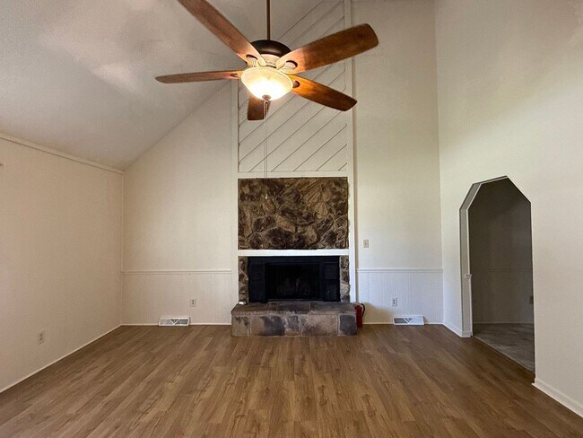 Building Photo - 2083 Ridgecrest Rd