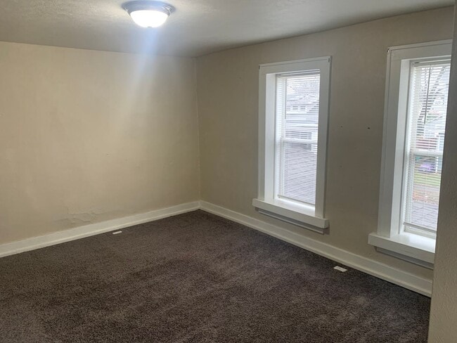 Building Photo - 352 Catherine St