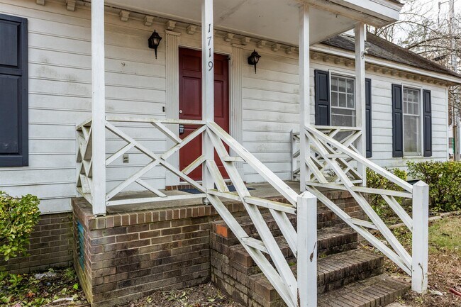 Building Photo - 1719 Centre St W