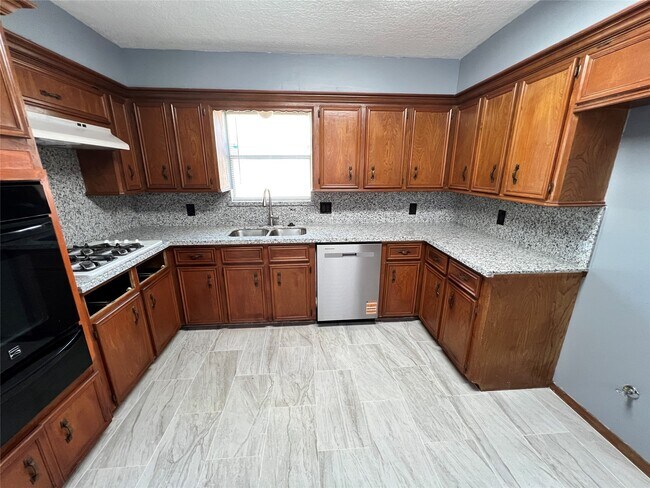 Building Photo - 327 Maybrook Dr