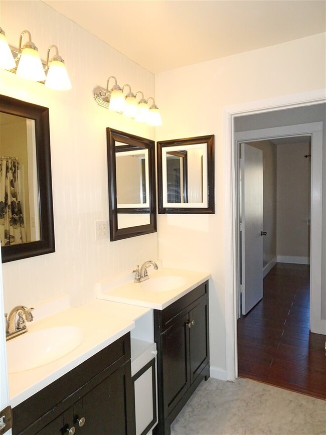 Building Photo - 67 Woodlake Dr