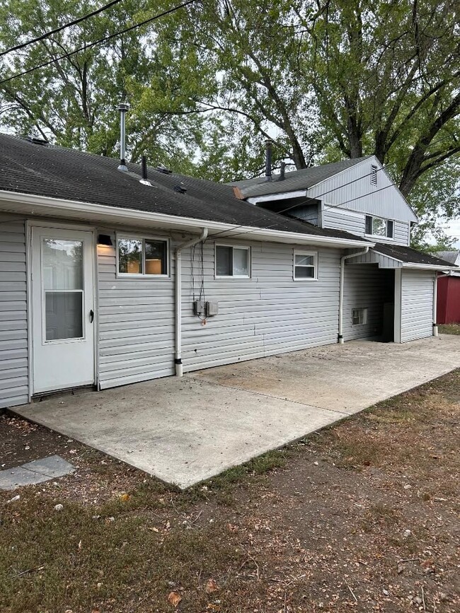 Building Photo - REDUCED! 4 Bedroom, 2 Bath, Single House i...