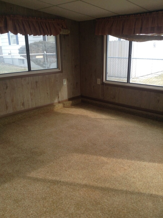 Building Photo - 2 BEDROOM, PLUS 2 BONUS ROOMS, 2 BATHROOM ...