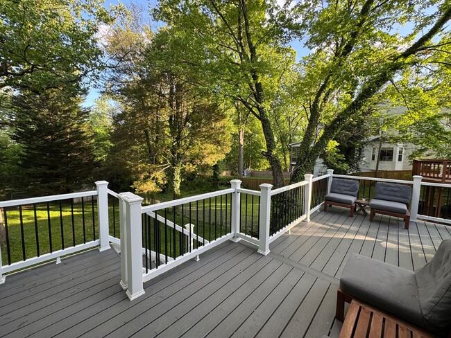 Building Photo - Fantastic 5 Bed 3 Bath Single Family Home ...