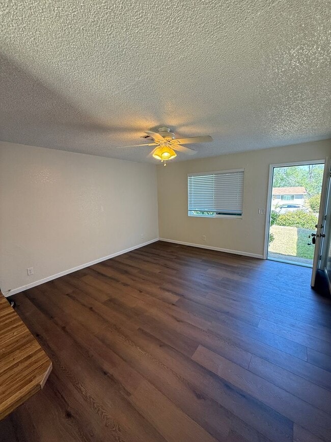 Building Photo - 3 bedroom, 2 bathroom home located in the ...