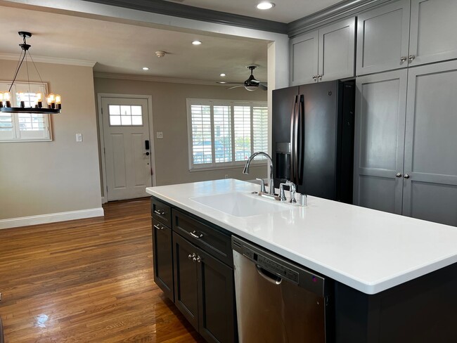 Building Photo - 3 Bed 2 Bath Home For Rent in an Excellent...