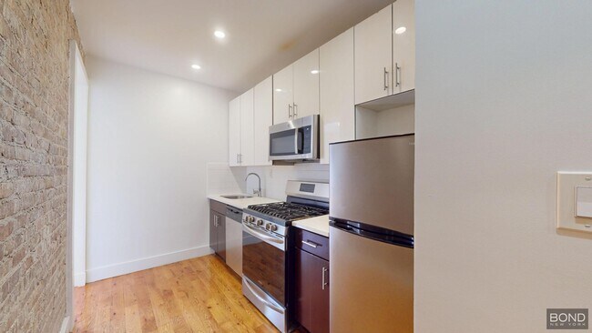 Building Photo - 17 W 125th St
