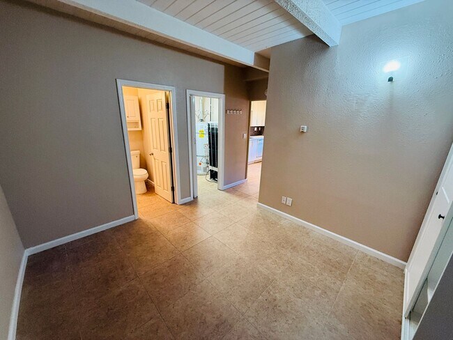 Building Photo - Pet friendly 1 bedroom unit with washer /dryer