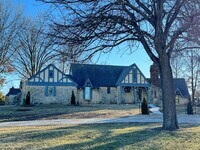 Building Photo - Luxury country rental 4x3 gated off black top!