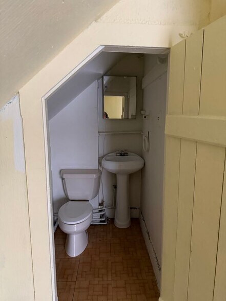 Building Photo - 19 Bunkerhill St