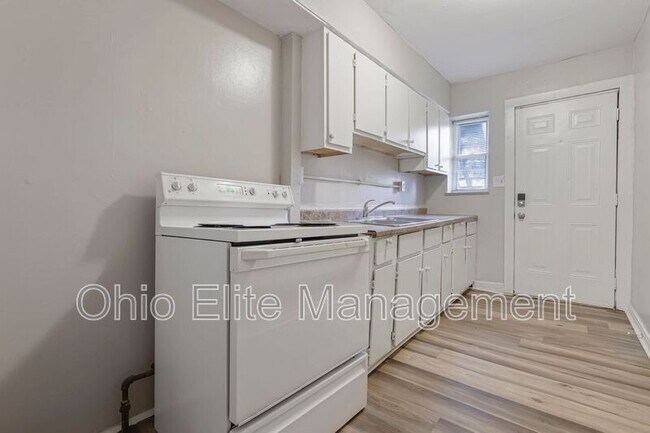 Building Photo - 987 Lilley Ave