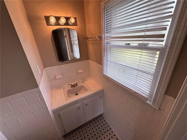 Building Photo - 5855 Woodvale Dr