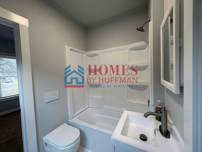 Building Photo - Two Bedroom House | Move in Ready