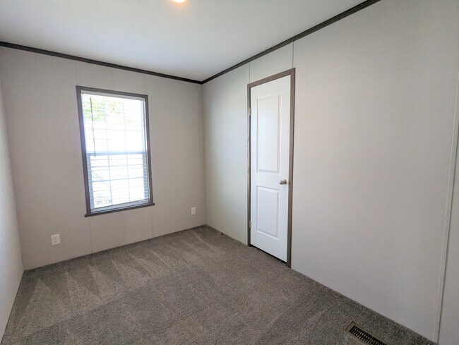 Building Photo - 641 Oregon St