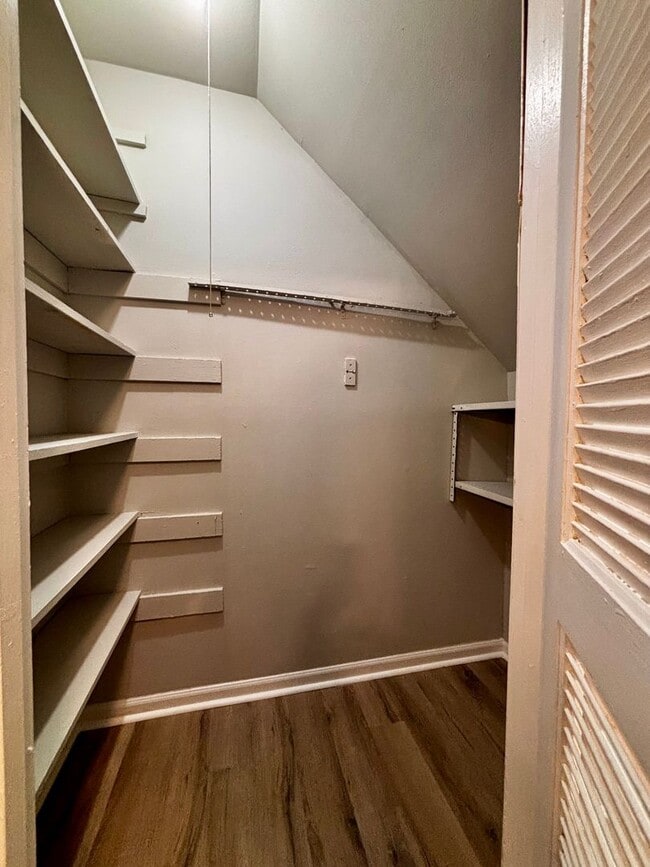 Building Photo - Newly Renovated 2 bedroom 1.5 bath townhou...