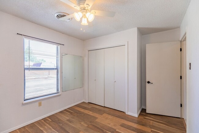 Building Photo - 3 Bedroom 2 Bath Home