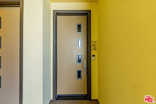 Building Photo - 600 Ridgeley Dr