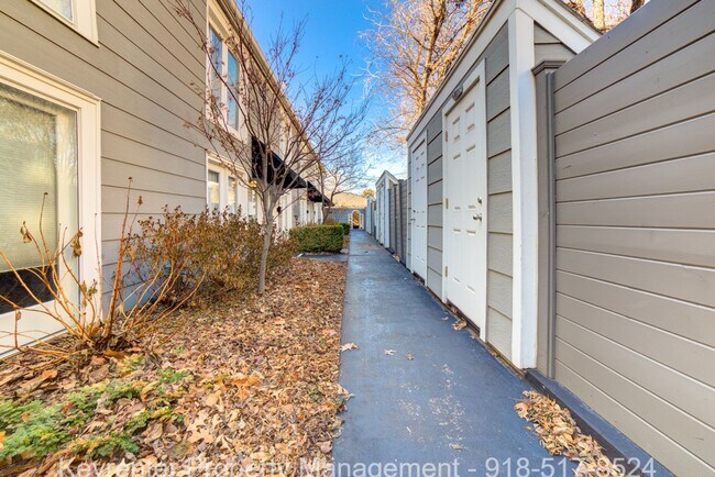 Building Photo - 2 Bed 2.5 Bath Right off Cherry Street!!