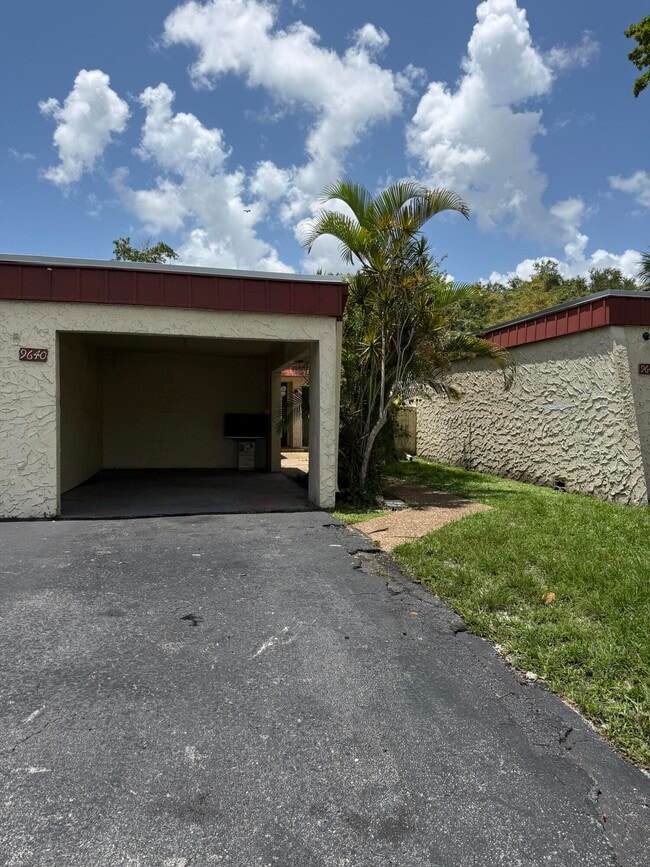 Building Photo - 9640 Oakburst Ln