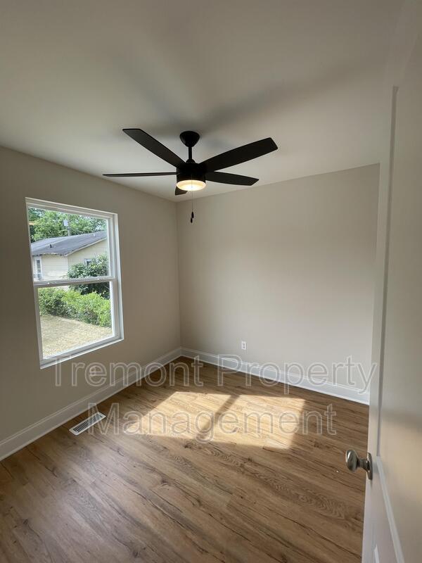 Building Photo - 1703 S Lyerly St