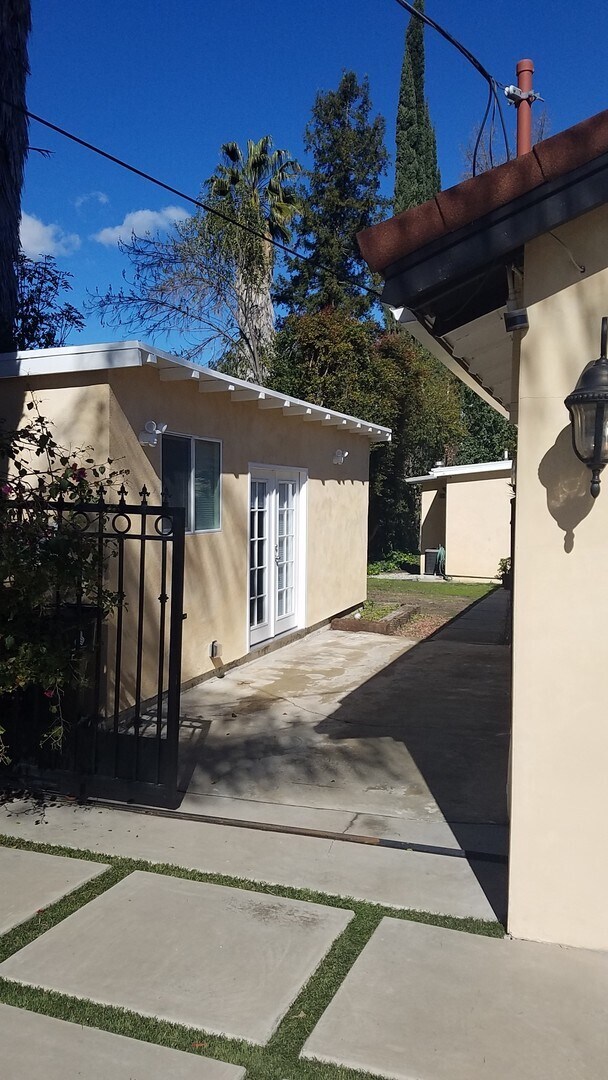 Building Photo - Tarzana- High End Compact Side House Studio / UTILITIES INCLUDED!