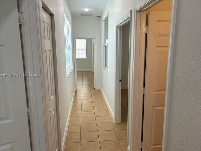 Building Photo - 1424 SW 147th Ave