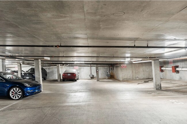 Building Photo - Beautiful condo w/garage space in desirable Belltown! Available 6/10/2026!