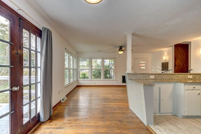 Building Photo - 1045 Riverview Dr