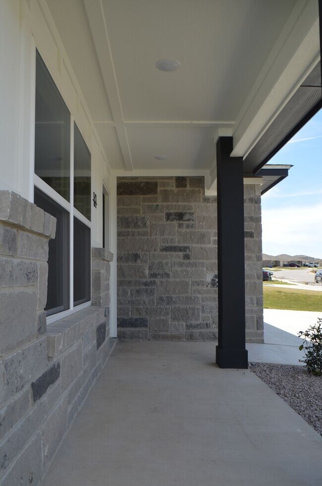 Building Photo - 983 Cline Dr