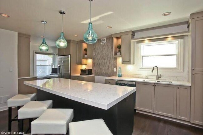 Building Photo - 908 E Hampton Rd