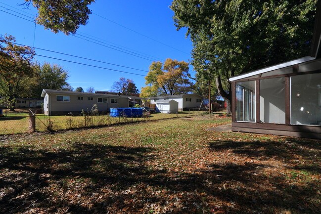 Building Photo - 2750 Mockingbird Lane