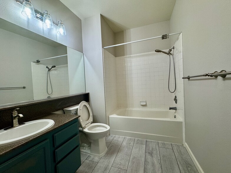 Full Bath Large - 2029 Channing Way